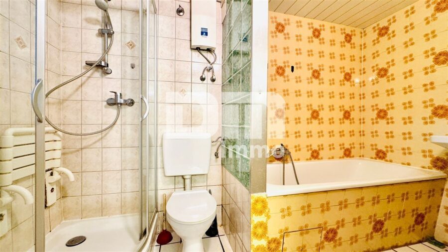 Schöne Doppelhaushälfte mit Nebengebäude, Garage und angelegtem Gartenbereich - Souterrain Bad / Wanne